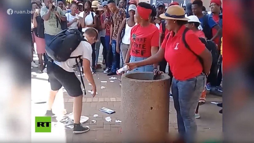 VIDEO: Un joven arrasa en la Red por recoger la basura que dos mujeres arrojan al suelo una y otra vez