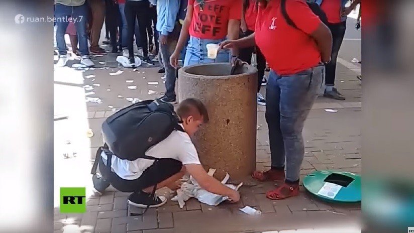 Un joven se gana la simpatía de las redes al recoger la basura que dos activistas insistían en arrojar al suelo (VIDEO)