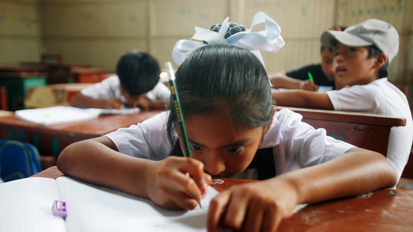 Las escuelas en Perú se despiden de las bebidas gaseosas y la comida prefabricada