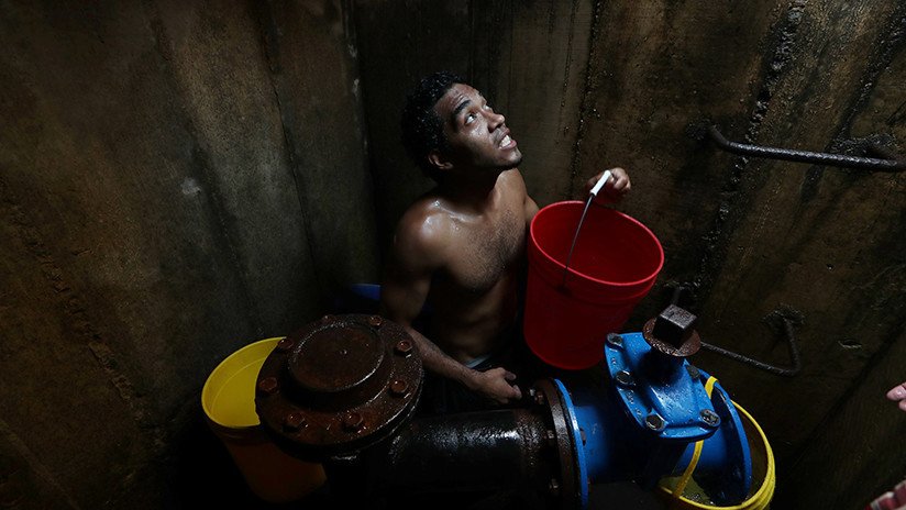 "Aquí el agua se caza": Así 'resuelven' los venezolanos la falta de suministro tras el apagón