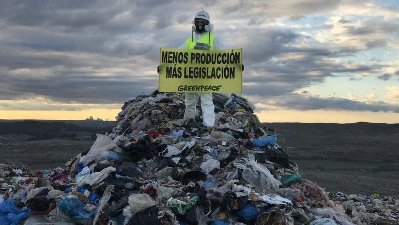 Greenpeace señala a las marcas responsables del "maldito plástico" en una acción en un macrovertedero de Madrid