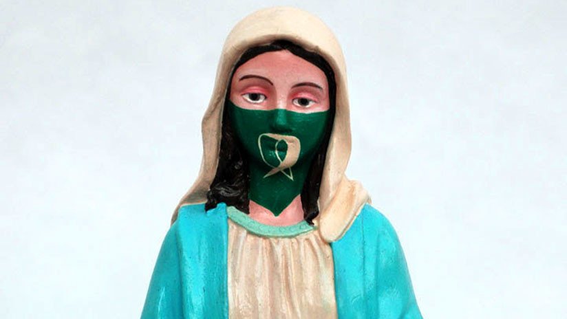 Una virgen con el pañuelo verde del aborto legal genera polémica en una muestra de arte en Argentina