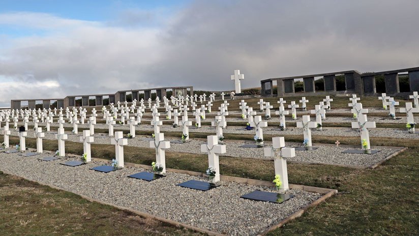 Familiares argentinos visitan por primera vez las tumbas de ex combatientes en las Islas Malvinas 