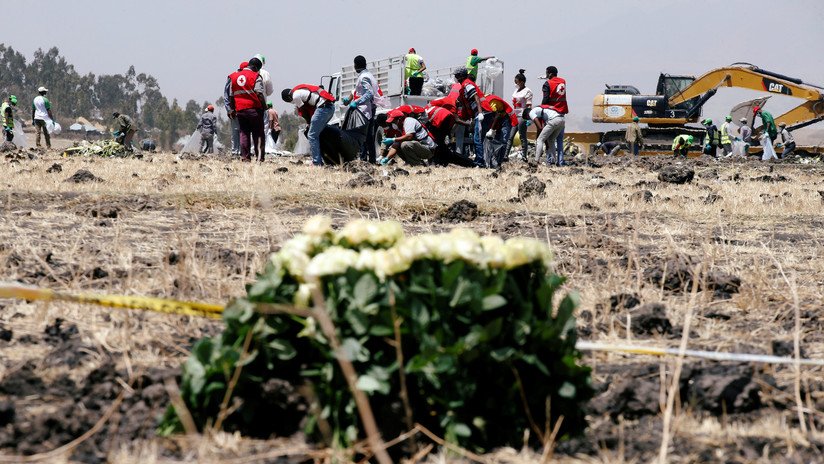 El gesto inadecuado de un presentador que informaba de la tragedia del Boeing en Etiopia enoja a los espectadores (VIDEO)