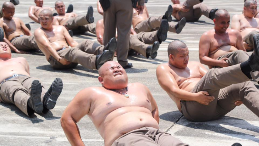 FOTOS: Tailandia enviará a sus policías con sobrepeso a un campamento para "destruir barrigas"