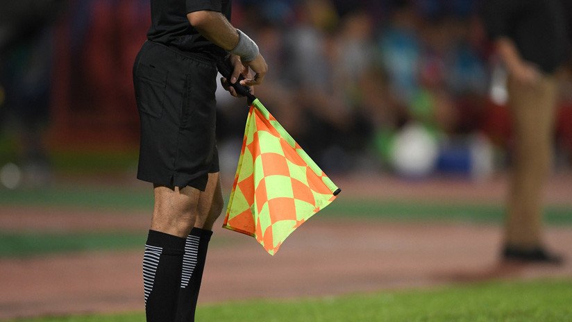 VIDEO: Un poste con reflectores cae sobre el árbitro durante un partido de fútbol