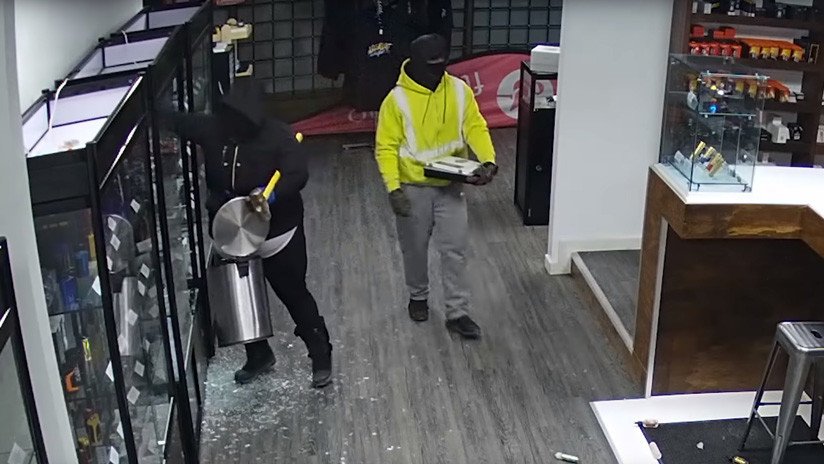 VIDEO: Dos ladrones protagonizan un esperpéntico robo en una tienda de cigarrillos electrónicos