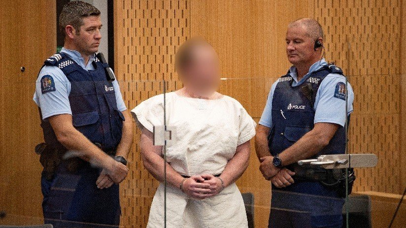 FOTO: Acusado del tiroteo en Nueva Zelanda comparece sonriente ante la corte y hace un gesto supremacista