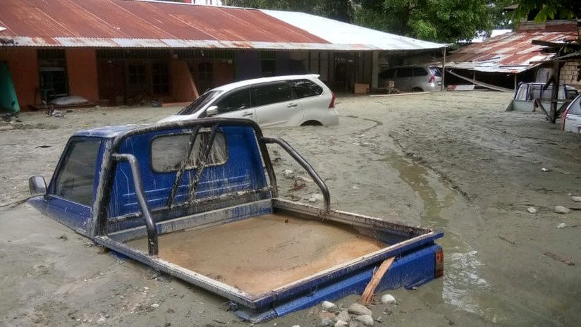 FOTOS, VIDEOS: Al menos 63 muertos en fuertes inundaciones en Indonesia