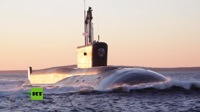 VIDEO: El submarino más letal de Rusia a plena marcha en emersión