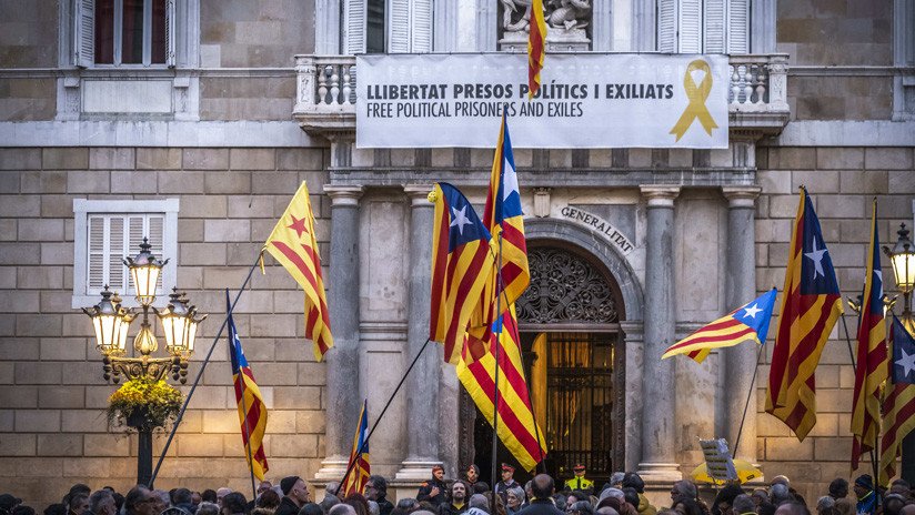 Los escenarios que enfrenta el presidente de Cataluña por no retirar los símbolos independentistas