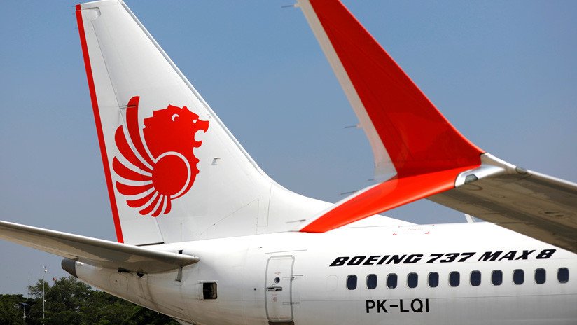 Los pilotos del Boeing 737 MAX 8 de Lion Air revisaron desesperadamente el manual de vuelo mientras el avión caía