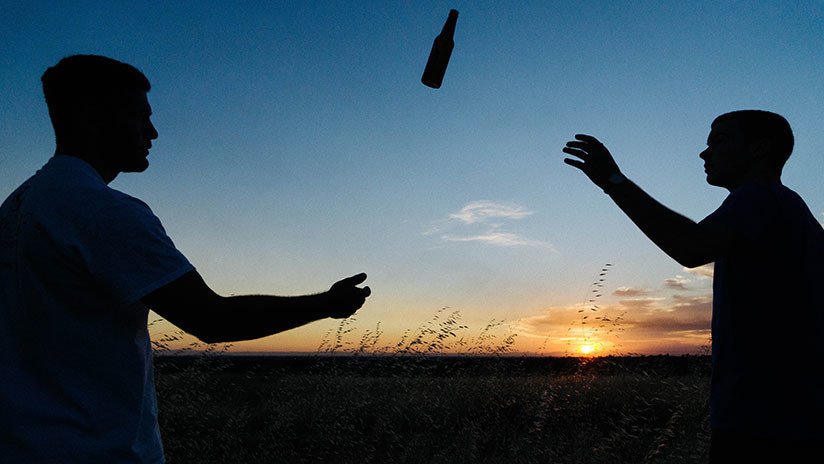 FOTOS: Dos hombres agotados encuentran una nevera "enviada del cielo" llena de cervezas en medio de la nada