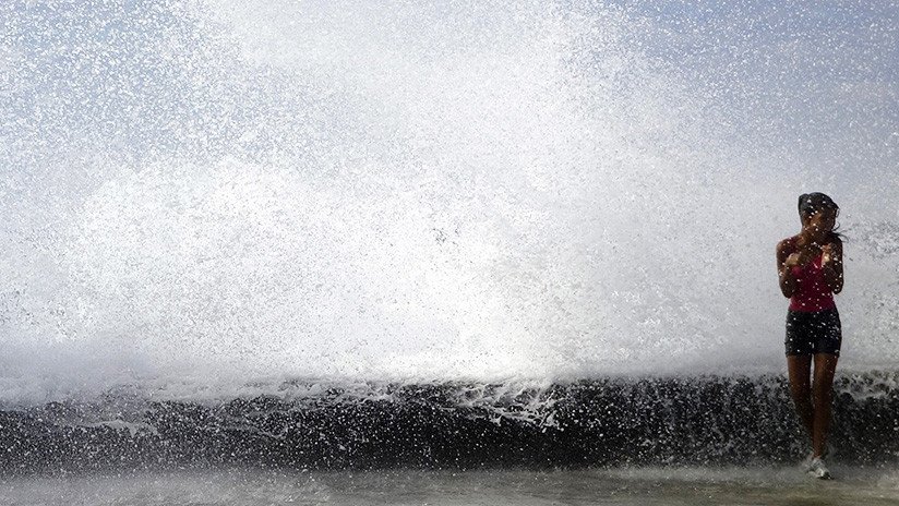 VIDEO: Una enorme ola arrastra a una turista que posaba para 'la foto perfecta' ante un acantilado