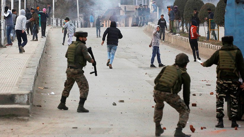 India: Varios policías heridos en un enfrentamiento con militantes en Cachemira