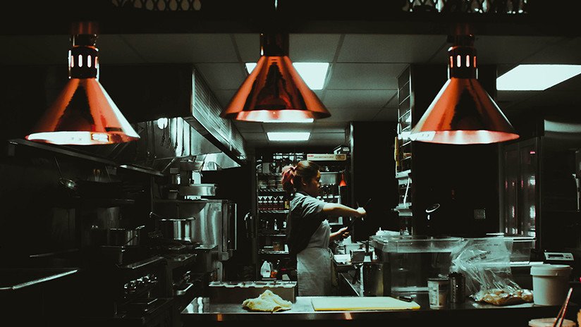 VIDEOS: Una trabajadora embadurna la cocina de un restaurante con 20 litros de salsa