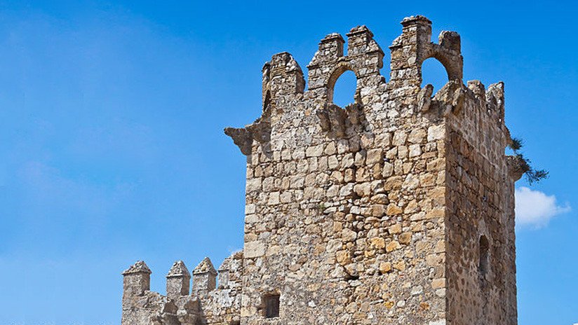 Restauran con una chapa metálica un castillo español con 700 años de historia