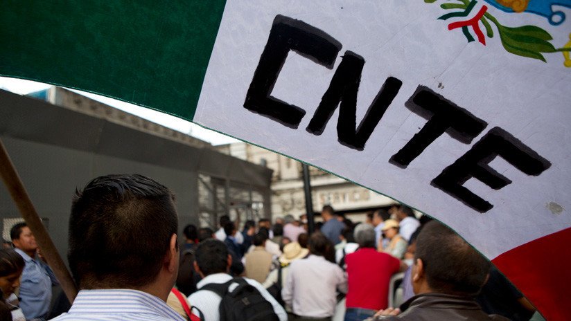 Los maestros cercan el Congreso y exigen cambios a la reforma educativa impulsada por López Obrador