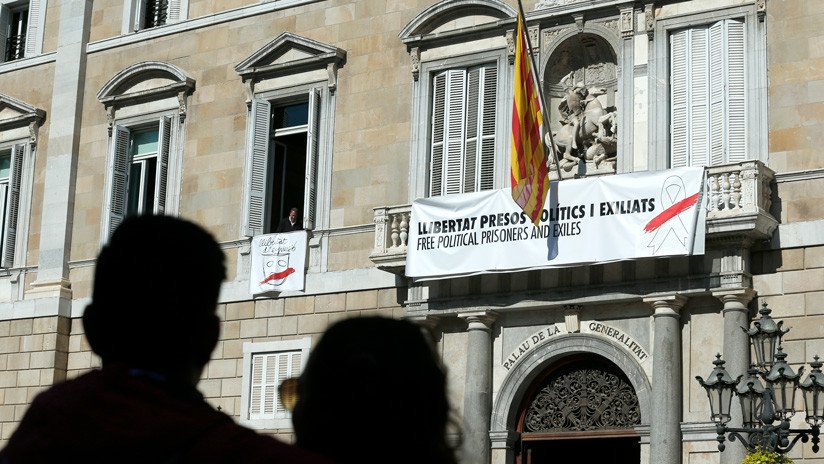 Denuncian al presidente catalán ante la Fiscalía por desobediencia tras su triquiñuela con los símbolos independentistas