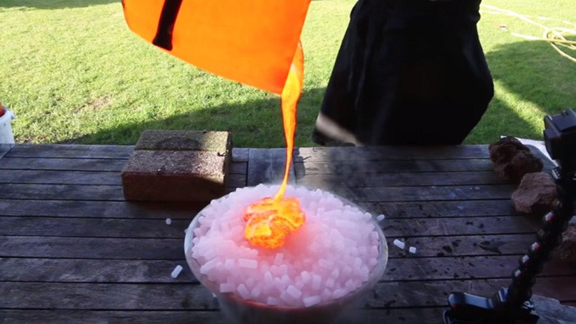 VIDEO: Esto es lo que pasa si viertes lava hirviendo sobre hielo seco