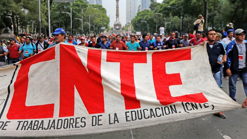 Los maestros inconformes retiran el cerco al Congreso mexicano pero se declaran en "alerta máxima"
