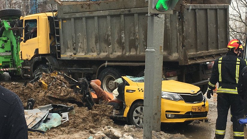 Un camión lleno de arena aplasta a un taxi en Moscú y deja dos víctimas mortales (VIDEOS)
