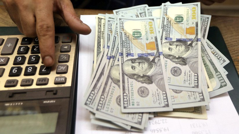 El dólar supera los 43 pesos argentinos y rompe otra vez su techo