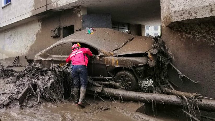 Un aluvión en Quito destruye viviendas y arrastra autos (VIDEOS, FOTOS)