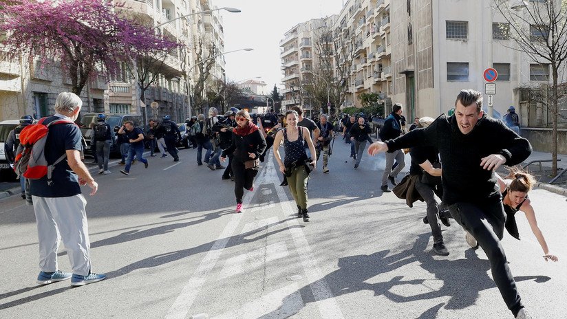 VIDEO: Mujeres semidesnudas protestan contra el uso de armas no letales por la Policía francesa