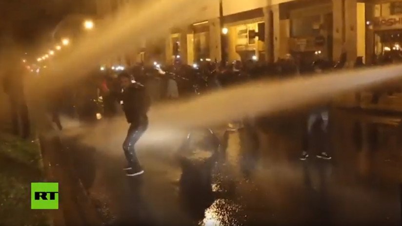 VIDEO: La Policía dispersa con cañones de agua una protesta de profesores en Marruecos