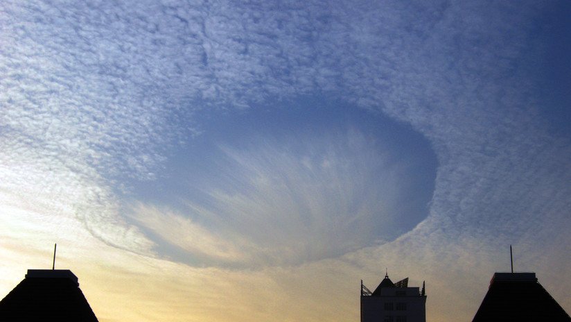 ¿El desagüe del paraíso?: Un extraño 'agujero' en el cielo de Emiratos Árabes enloquece a los internautas