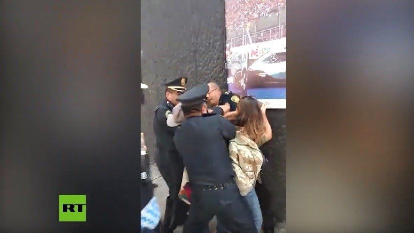 VIDEO: Policía de Ciudad de México detiene a activistas y a un migrante centroamericano a las afueras de un albergue
