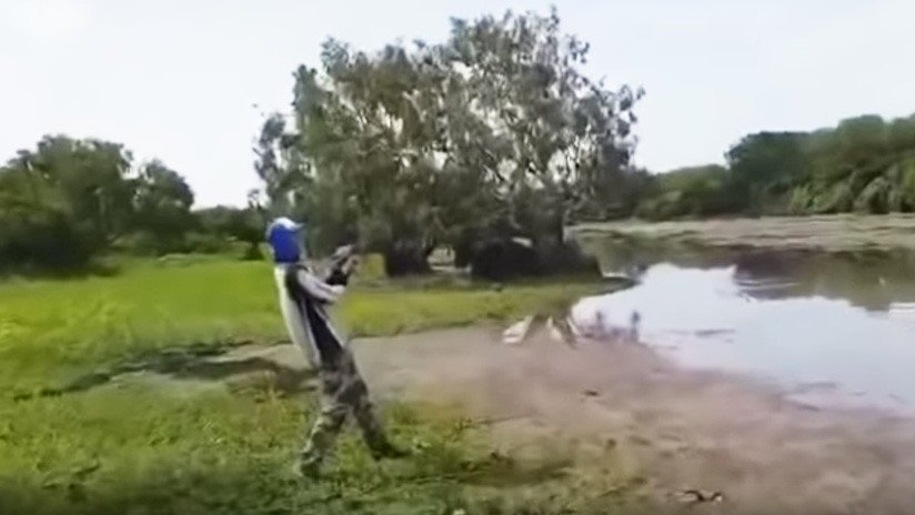 VIDEO: Dos jóvenes pescaban en un río y son sorprendidos por un cocodrilo que se zampa su botín