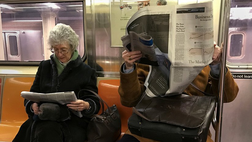 Detienen a un hombre que pateó varias veces en el rostro a una anciana en el metro de Nueva York