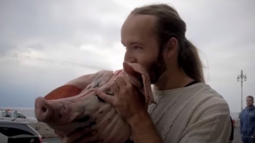 VIDEO: Un hombre muerde una cabeza de cerdo cruda en señal de protesta en un festival vegano