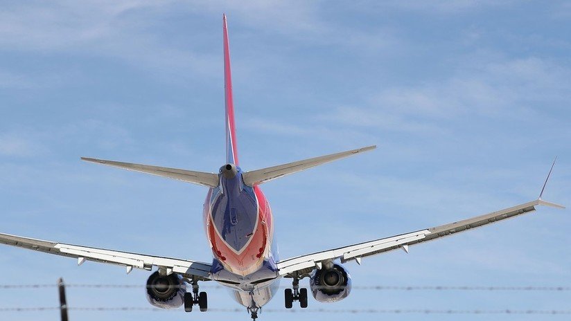 Un Boeing 737 MAX aterriza de emergencia en Florida por un problema del motor