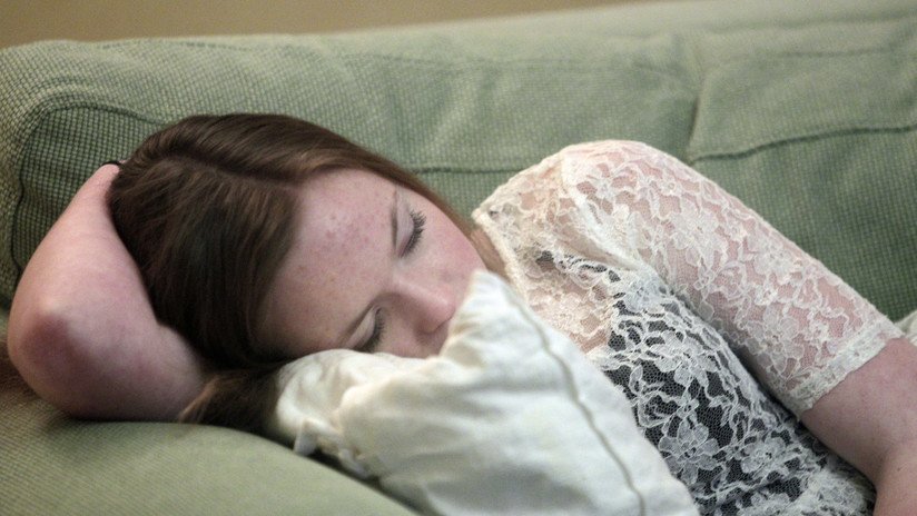 La 'bella durmiente' de la vida real que duerme 22 horas al día debido a una rara enfermedad