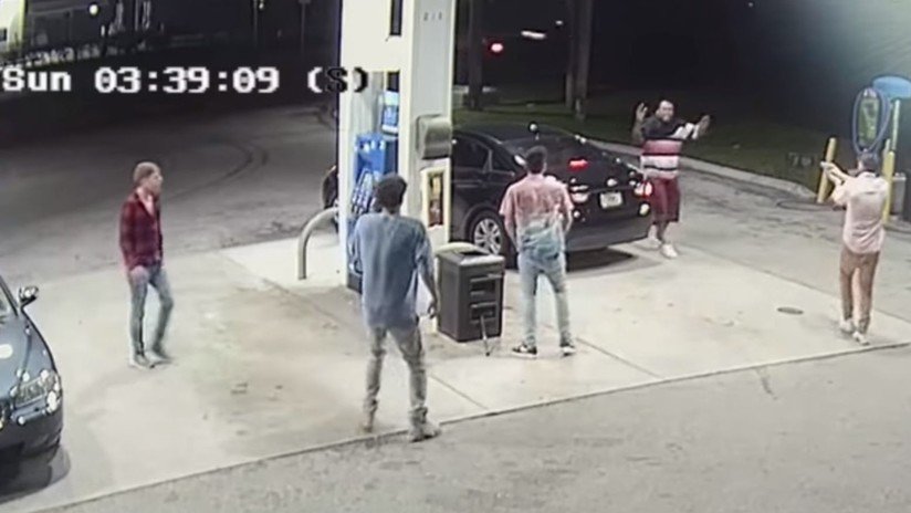 VIDEO: Cuatro jóvenes luchan contra un corpulento ladrón armado y evitan ser robados