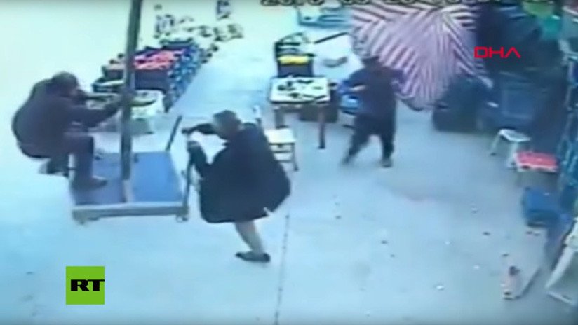 VIDEO: Un hombre sale volando con una sombrilla y otro resulta herido al caerle encima el artefacto