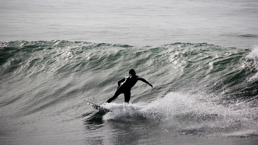 Un rayo mata a la campeona de surf de Brasil mientras entrenaba en la playa