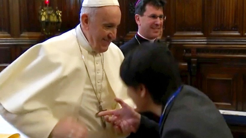 El Vaticano explica por qué el papa Francisco evitó que los fieles besaran su anillo en Loreto