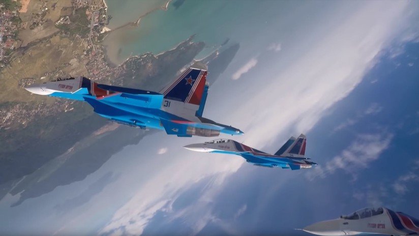 VIDEO: El rizo sincrónico de 4 cazas pesados Su-30SM visto desde la cabina del piloto