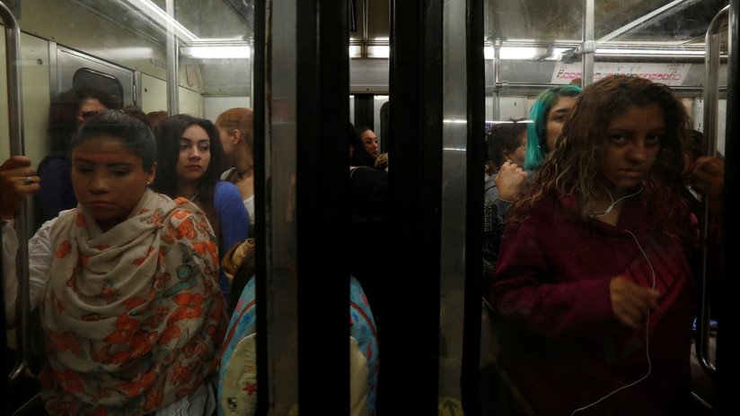 VIDEO: Una mujer propina una golpiza a su presunto acosador en el metro de  México y lo entrega a la Policía - RT