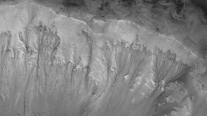 Líneas en cráteres de Marte pueden ser la evidencia de que aún tiene un sistema activo de agua subterránea