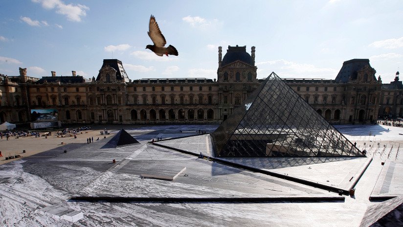 FOTOS: Una ilusión óptica hace que la pirámide del Museo del Louvre 'emerja de las rocas' en su 30 aniversario