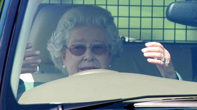 La reina Isabel II habría aceptado dejar de conducir sus automóviles en vías públicas