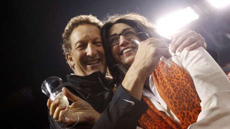 Captan cómo el multimillonario Larry Baer tira su esposa al suelo para quitarle un móvil (VIDEO)