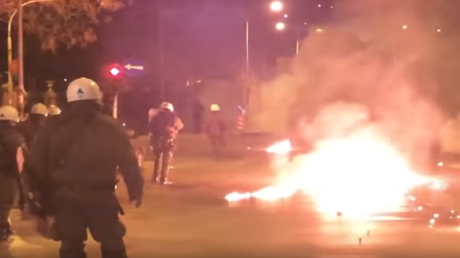 VIDEO: Enmascarados lanzan cócteles molotov a la Policía cerca del consulado turco en Grecia