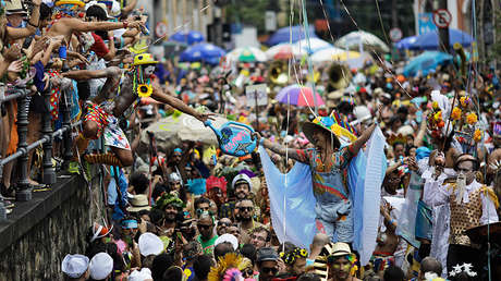 Arrestan a un presunto homicida tras descubrirlo disfrazado de mujer en un carnaval de Brasil (FOTO)