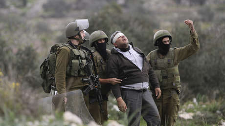 VIDEO: Soldados israelíes celebran una "fiesta" golpeando a dos palestinos detenidos padre e hijo 